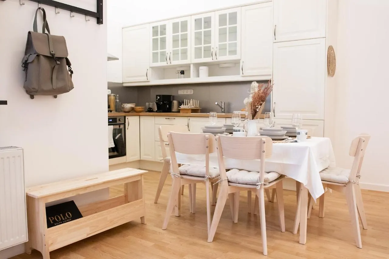Scandi Custom 2-Bdr Apartment Budapest 0*,