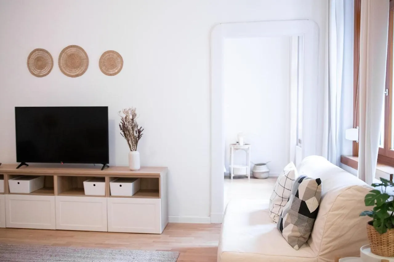 Scandi Custom 2-Bdr Apartment Boedapest