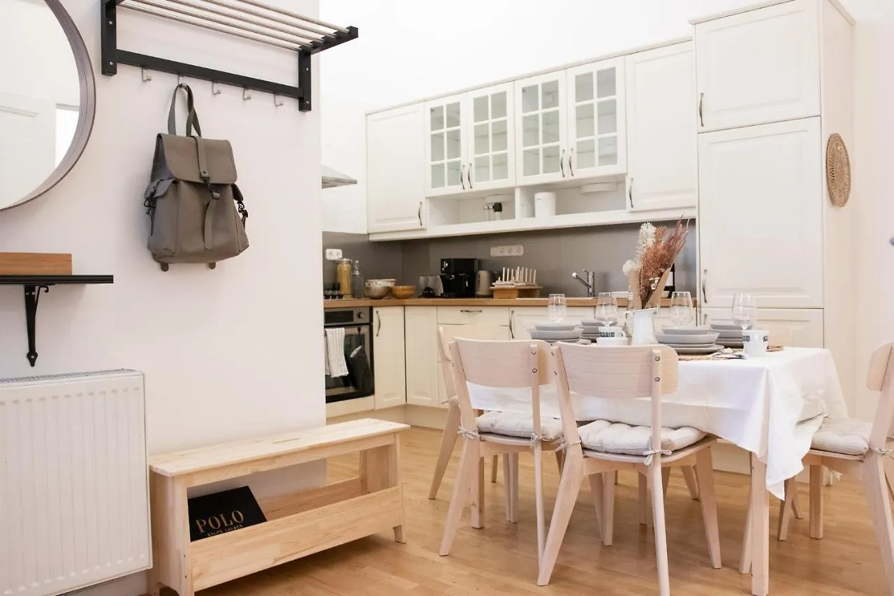 Scandi Custom 2-Bdr Apartment Boedapest Hongarije