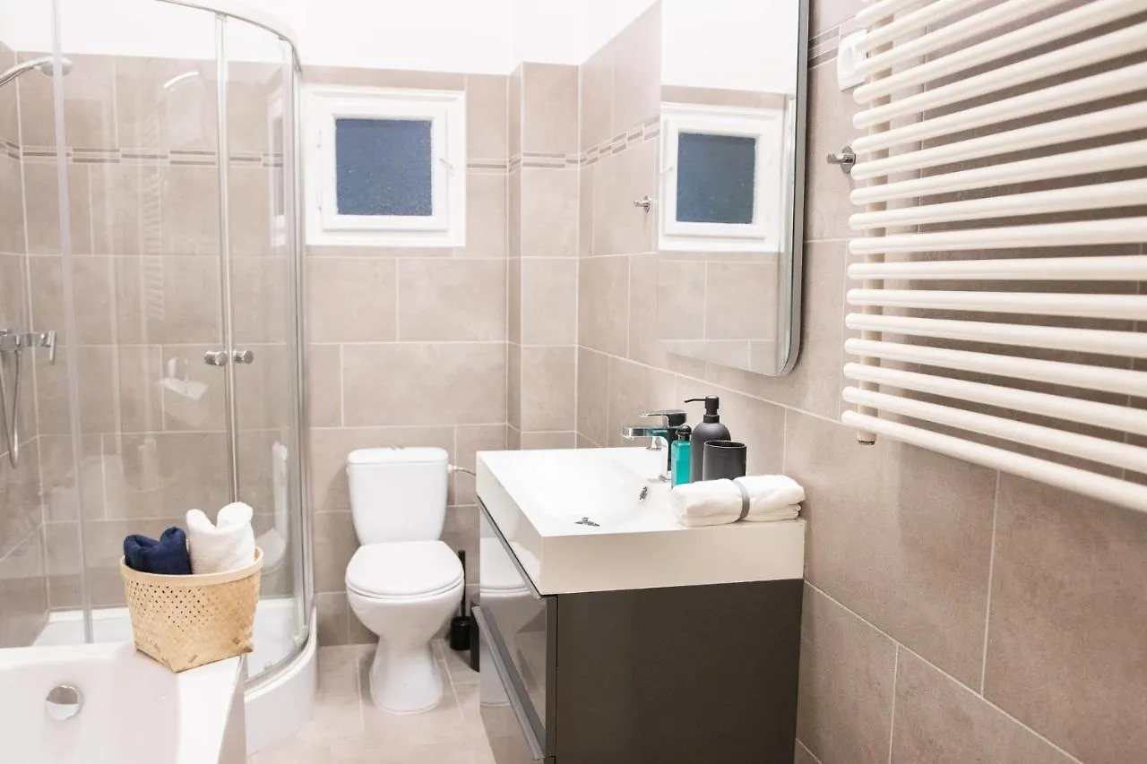 Scandi Custom 2-Bdr Apartment Boedapest Hongarije