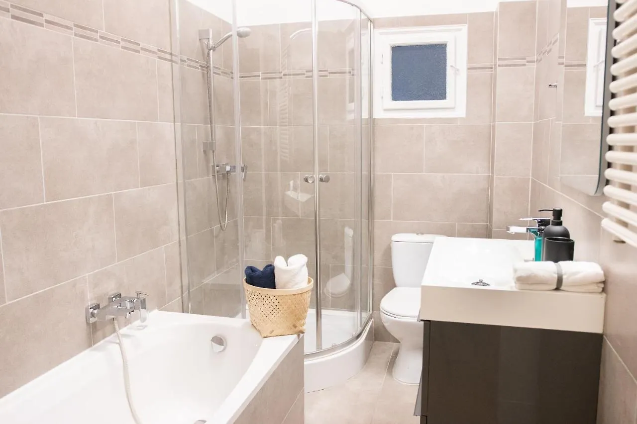 Scandi Custom 2-Bdr Apartment Boedapest